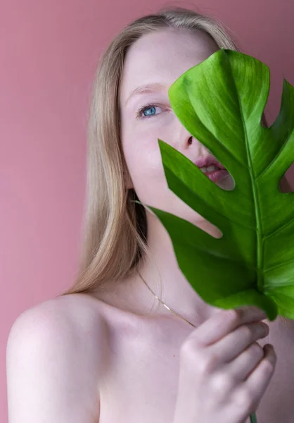 Retrato Una Hermosa Joven Rubia Con Una Hoja Verde Sobre — Foto de Stock