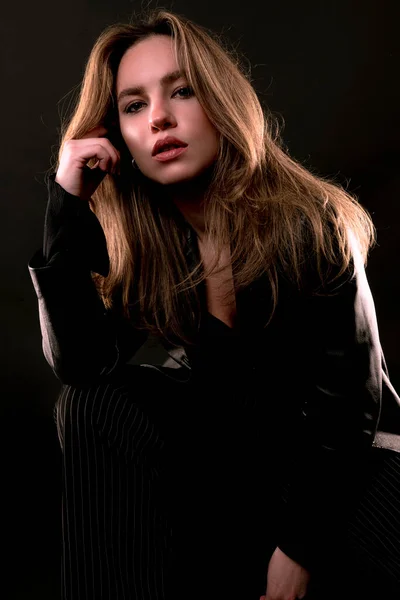 Hermosa Joven Con Pelo Largo Vestido Negro Posando Sobre Fondo — Foto de Stock