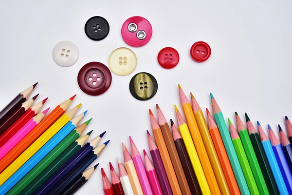 Conjunto de lápices y botones coloridos realistas — Foto de Stock