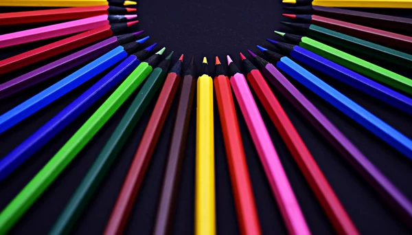 현실적인 다채로운 색깔 연필 이나 크레용 검정색 배경 세트 — 스톡 사진