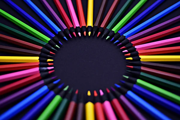 현실적인 다채로운 색깔 연필 이나 크레용 검정색 배경 세트 — 스톡 사진