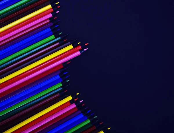 Conjunto de lápices de colores realistas o lápices de colores sobre un fondo negro — Foto de Stock