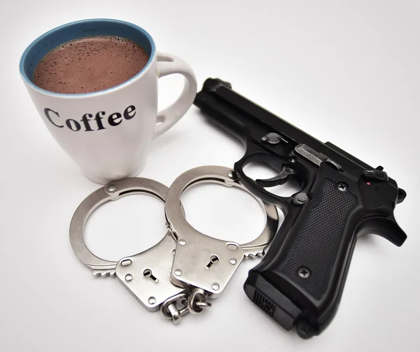 Кава, наручники та пістолет — стокове фото