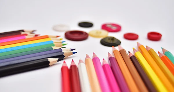 현실적인 다채로운 색연필과 버튼의 설정 — 스톡 사진