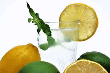 Limon ve limon suyu ile doğal menta