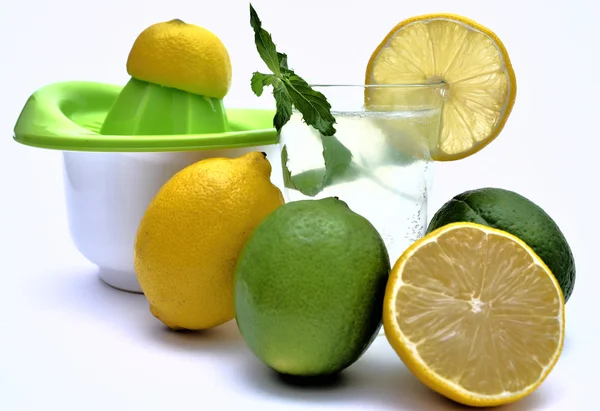 Lemon squeezer dengan lemon dan jus jeruk nipis dengan menta alami — Stok Foto