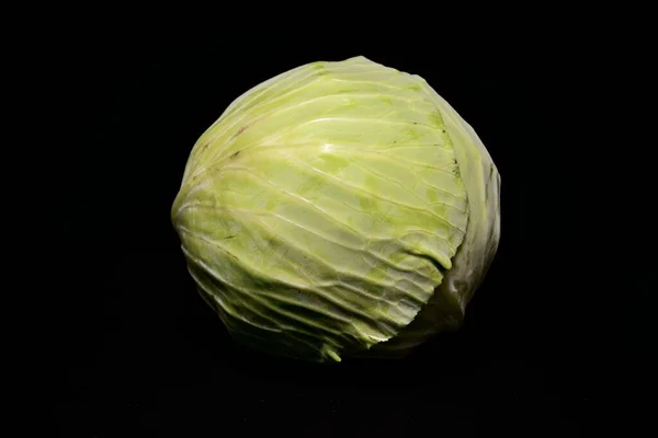 Siyah arka planda lahana.