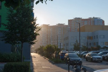  Şehrin sokaklarında güneşli bir sabah