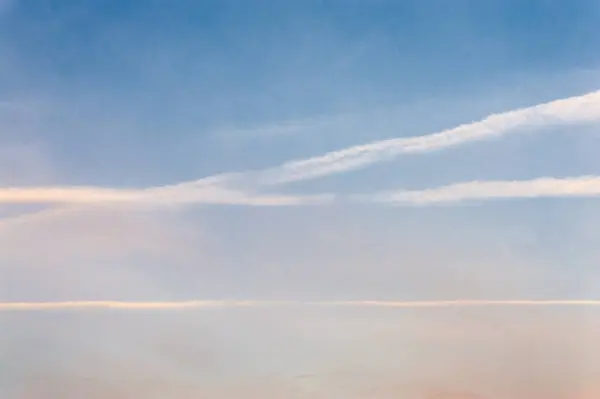 Ranní Modrá Obloha Stopami Létajících Letadel — Stock fotografie