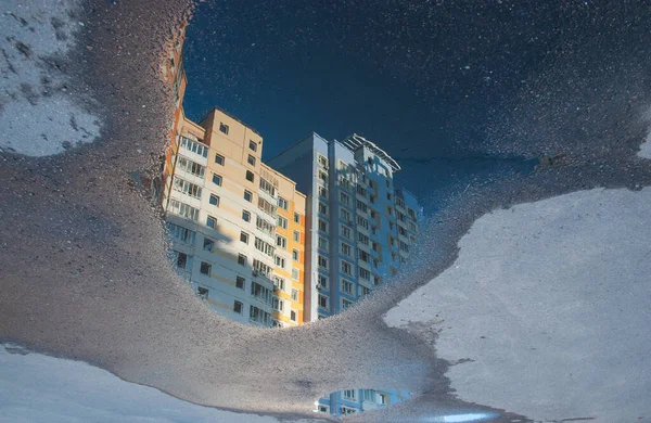 Reflectie Van Huizen Een Plas Die Gelegen Het Asfalt — Stockfoto