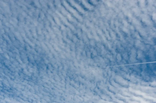 Samolot Leci Chmurach Zostawiając Sobą Ślad — Zdjęcie stockowe