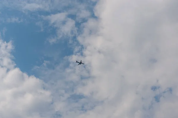 Nel Cielo Aereo Vola Tra Nuvole — Foto Stock