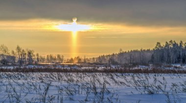 Soğuk bir sabahta güneşin parıltısından bir haç.