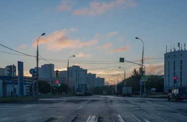 Sabah şehri. Kırmızı ışıkta