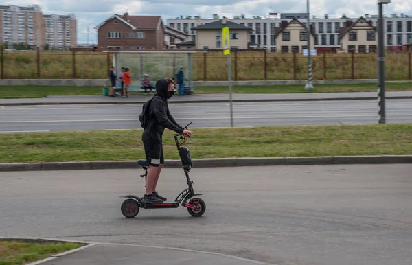 Man Gaat Met Een Snelheid Een Elektrische Scooter — Stockfoto