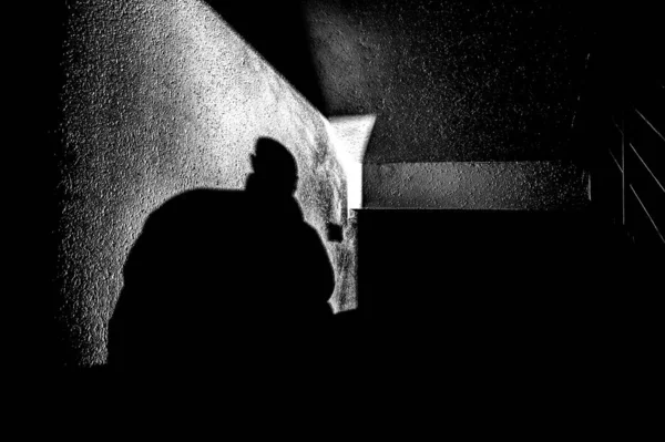 窓からの暗い入り口の光の中で ロイヤリティフリーのストック画像