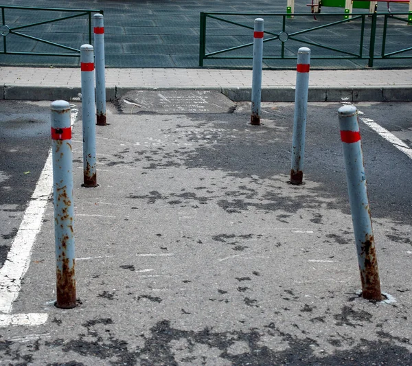 Pali Arrugginiti Limitano Parcheggio Auto — Foto Stock