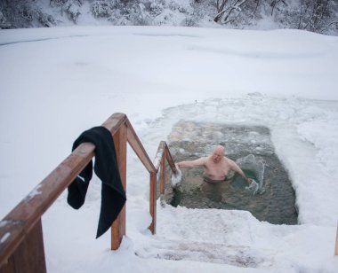 Epifani ziyafeti için buz çukuruna dalacağım.