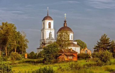 Eski bir kilise ve yanında küçük eski bir ev.