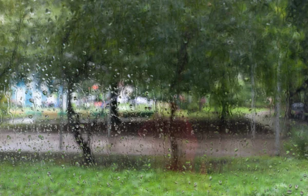Mieście Pada Deszcz Krople Deszczu Spływają Szybie — Zdjęcie stockowe