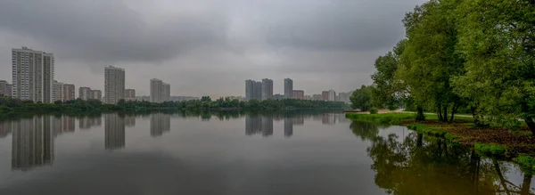 Nublado Mañana Estanque Ciudad — Foto de Stock