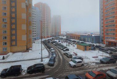 Ocak sabahı yüksek binaların avlusunda
