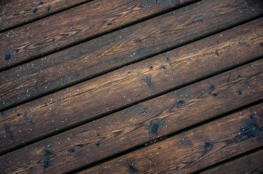  Köprü güvertesinde tahta tahtalar.