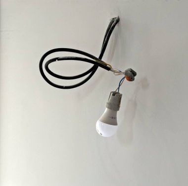 Ev tadilat görüyor. Bütün ampuller plafondda değildir.