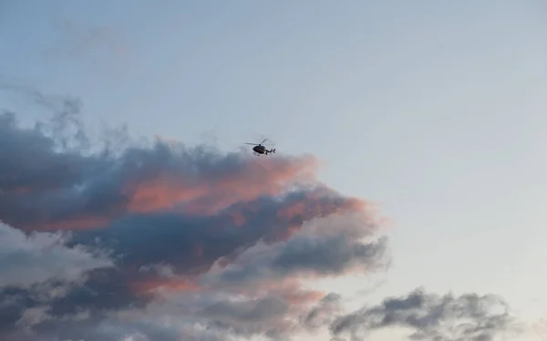 Ranní Let Vrtulníkem Pod Mraky — Stock fotografie