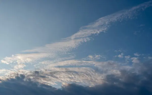 Céu Manhã Azul Com Nuvens Escuras Claras — Fotografia de Stock