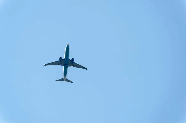 Bel Avion Vole Dans Ciel Bleu — Photo