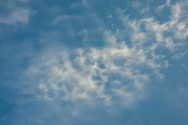 Modré Obloze Jsou Bílé Cirrové Mraky Vysoké — Stock fotografie