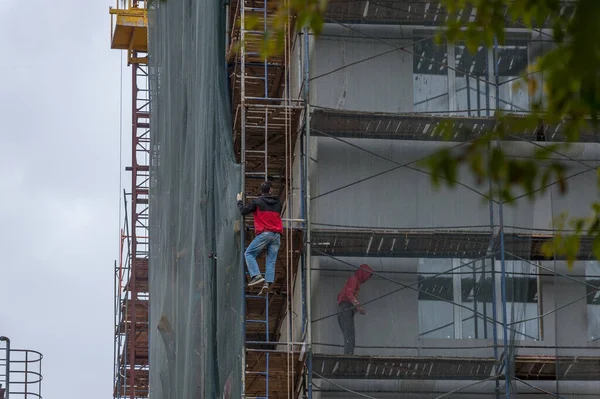 Deux Ouvriers Peignent Mur Maison — Photo