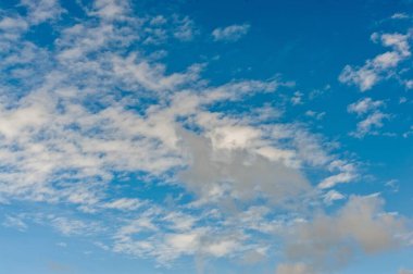  Beyaz ve kara bulutlu mavi gökyüzü