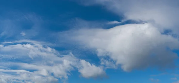 Sono Nuvole Bianche Nel Cielo Blu — Foto Stock