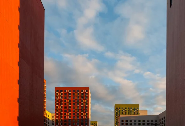 Blauwe Lucht Met Wolken Tussen Huizen — Stockfoto