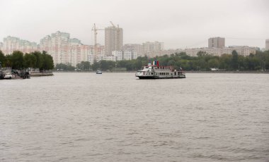 Buharlı geminin adı Aurora, Moskova Nehri 'nde yelken açıyor.