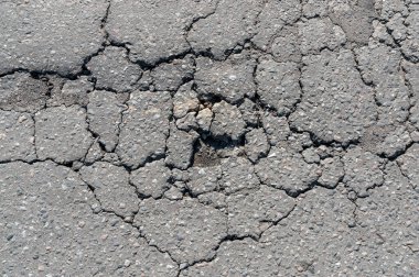 Asfalt yolda çatladı..