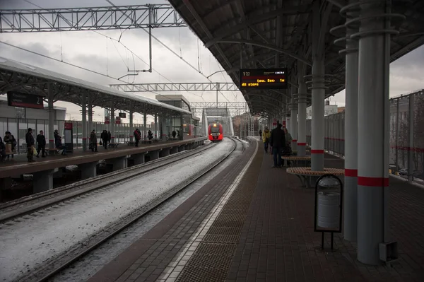 Поезд Приближается Остановке Центральном Кольце Москвы — стоковое фото