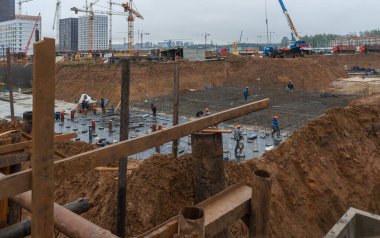 Yüksek katlı bir binanın inşaatında.