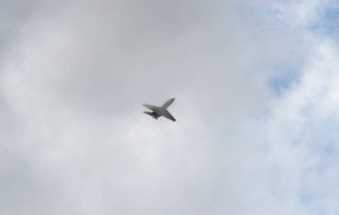 Bulutlu bir sis bulutundan bir uçak havalanır.