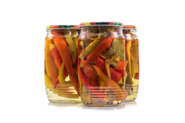 Turşu biber biber kavanozların üzerinde beyaz Backgrou içinde korunmuş