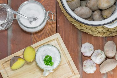 Kumpir, sarımsak daldırma ve tuz