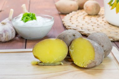 Kumpir üzerinde ahşap pişirme tahta kesmek