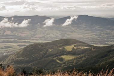 Bulutların üzerinde Meadows eteklerinde alanında