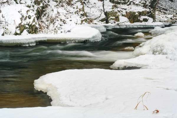 Meandrujące mrożone Creek w zimie z lodu — Zdjęcie stockowe