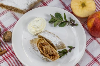 Üstten Görünüm üzerinde bir iki ev yapımı elma Strudel tabağa dilimler.