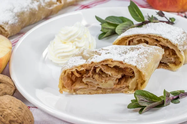 Bir dilim ev yapımı elma Strudel WHI ile bir tabakta detay