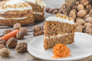 Havuç ve ceviz kek dilim jüt Backg üzerinde krema ile tepesinde