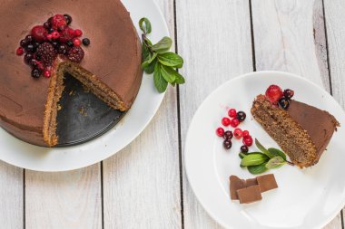 Top görünümünde Ganache ve çilek meyve bir çikolatalı kek ve 